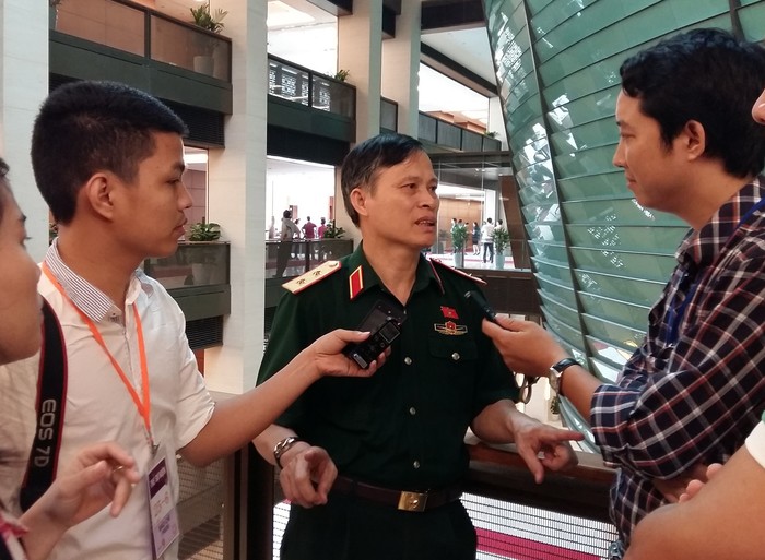 Trung tướng Trần Văn Độ trao đổi với báo chí về oan, sai trong hoạt động tố tụng hình sự. ảnh: Ngọc Quang.