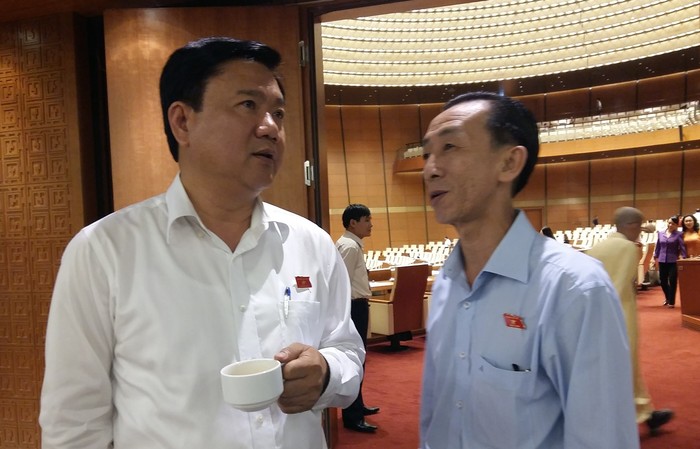 Đại biểu Trần Hoàng Ngân (áo xanh, bên phải) đã có những phát biểu hết sức thẳng thắn về dự án sân bay Long Thành. ảnh: Ngọc Quang.