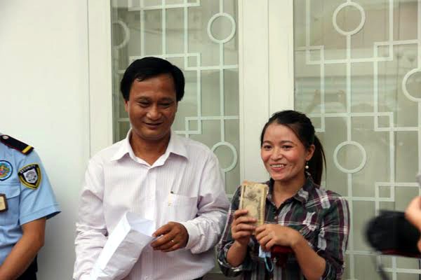 Chị Huỳnh Thị Ánh Hồng đã được trao 5 triệu Yên Nhật vào chiều 2/6. ảnh: vnn