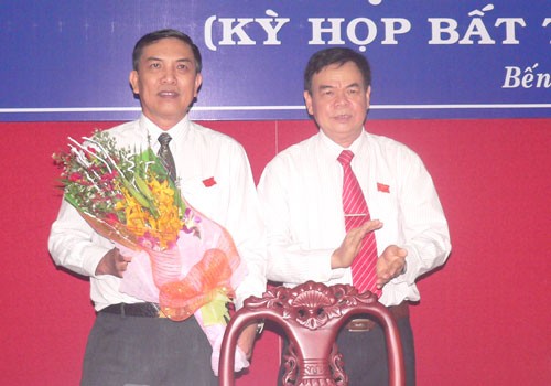 Ông Cao Văn Trọng (trái), tân Chủ tịch tỉnh Bến Tre. ảnh: Báo đồng khởi.
