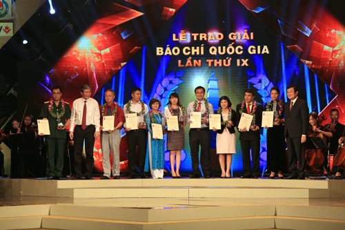 Chủ tịch nước Trương Tấn Sang và ông Đinh Thế Huynh - Trưởng Ban Tuyên giáo Trung ương trao giải cho các tác giả và nhóm tác giả đoạt giải A.
