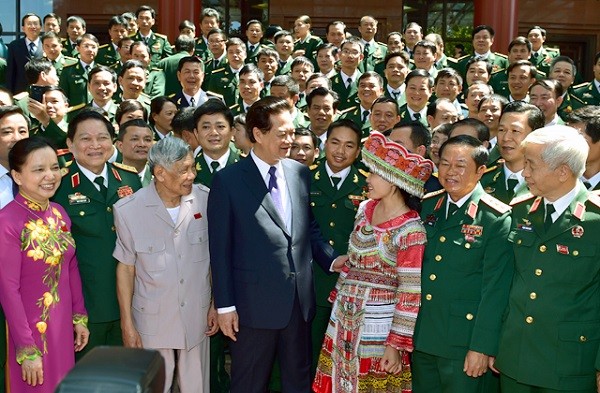 Thủ tướng Nguyễn Tấn Dũng trò chuyện với các chiến sĩ tại Đại hội. ảnh: VGP.
