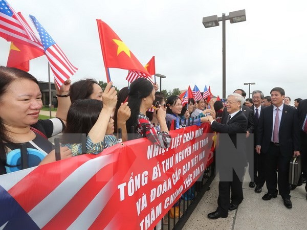 Cán bộ, nhân viên Đại sứ quán và đại diện cộng đồng người Việt tại Hoa Kỳ đón Tổng Bí thư Nguyễn Phú Trọng. (Ảnh: Trí Dũng/TTXVN)