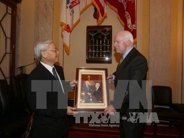 Tổng Bí thư Nguyễn Phú Trọng tặng bức ảnh lưu niệm cho Thượng Nghị sĩ Hoa Kỳ John Mc. Cain. (Ảnh: Trí Dũng/TTXVN).