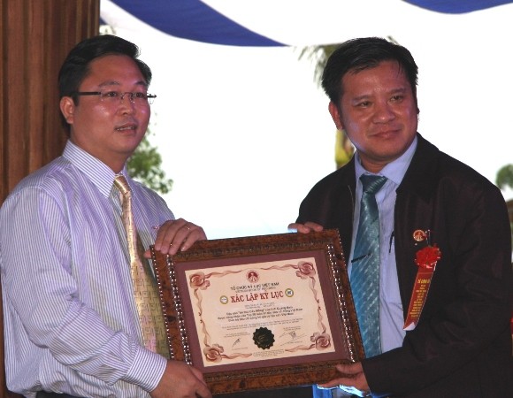 Ông Lê Trí Thanh (trái) - Phó Chủ tịch UBND tỉnh Quảng Nam. ảnh: Báo Phụ nữ.