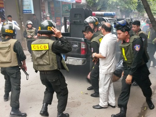 Lực lượng cảnh sát cơ động Hải Phòng bắt nghi phạm buôn ma túy. ảnh: Người lao động.