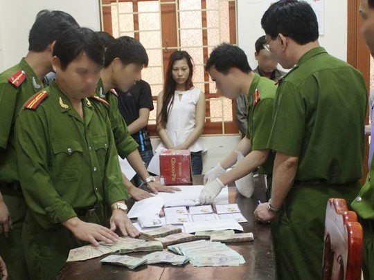Một vụ buôn bán ma túy bị bắt tại Nghệ An vào tháng 3/2015. ảnh: Người lao động.