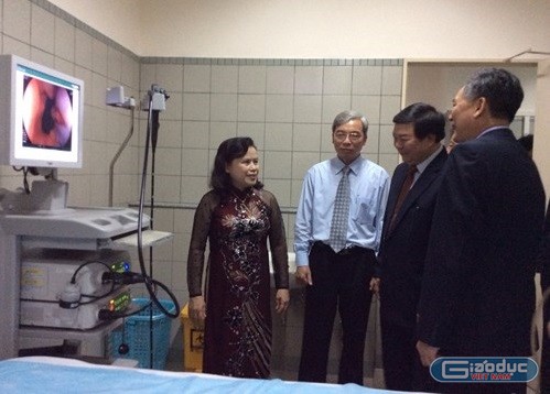 Thứ trưởng Nguyễn Thị Xuyên thăm Trung tâm nội soi Việt - Nhật, Bệnh viện Bạch Mai. ảnh: Ngọc Quang.