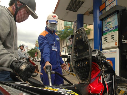 Xử lý nghiêm hành vi gian lận trong kinh doanh xăng dầu. ảnh minh họa: Hồng Thúy/Người lao động.