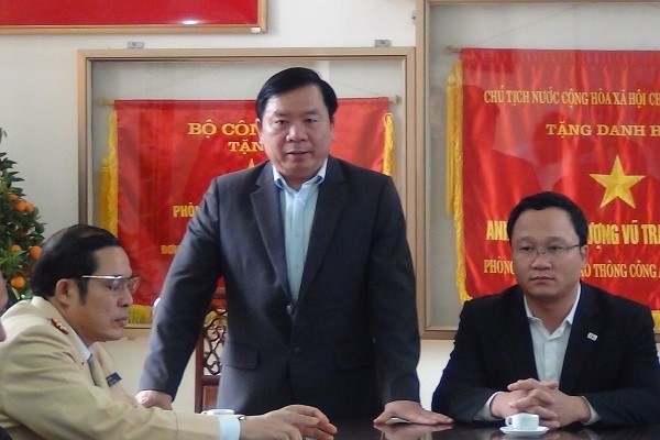Ông Nguyễn Ngọc Thạch (giữa), tân Phó Chủ tịch UBND tỉnh Ninh Bình. ảnh: báo ninh bình.