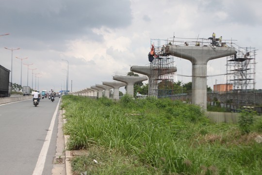 Dự án tuyến đường sắt đô thị Bến Thành - Suối Tiên đã chậm tiến độ nhiều năm. ảnh: Người lao động.