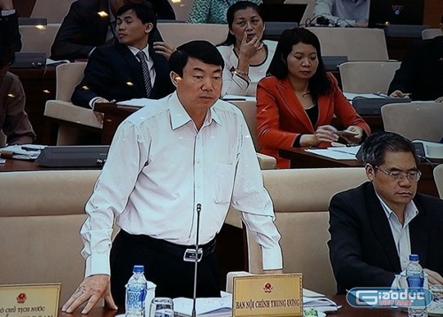 Ông Nguyễn Doãn Khánh nêu vấn đề cần thiết đặt ra trưng cầu ý dân khi miễn nhiệm thành viên Chính phủ. ảnh: Ngọc Quang.