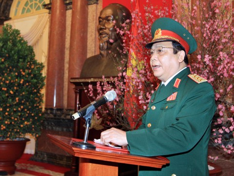Phó Chủ tịch Quốc hội Huỳnh Ngọc Sơn cho rằng, đối với quân nhân chuyên nghiệp có nhiều vi trí quan trọng nên có thể nâng quân hàm lên Đại tá (theo dự thảo Pháp lệnh, cấp bậc cao nhất là Thượng tá). ảnh: TTXVN.