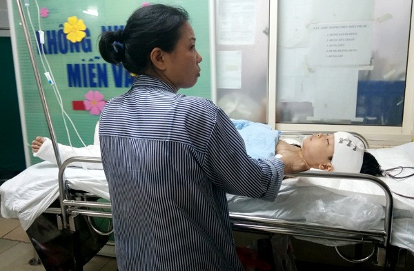 Hiện sức khỏe của cháu bé tạm thời ổn định, nhưng các bác sĩ chưa thể đưa ra kết luận cuối cùng. ảnh: vietnamnet.