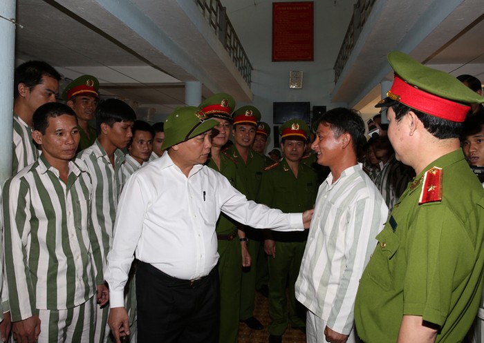 Phó Thủ tướng Nguyễn Xuân Phúc thăm phạm nhân tại trạm giam Xuân Lộc. ảnh: VGP.