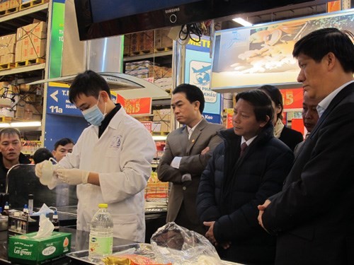 Thanh tra an toàn vệ sinh thực phẩm tại siêu thị Mettro. ảnh: Thúy Anh/Thanh Niên.