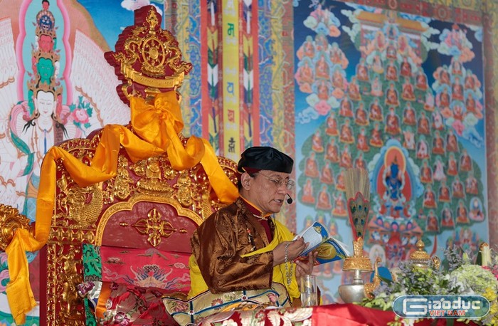 Đức Pháp Vương Gyalwang Drukpa trong khoá lễ tại chùa Hoàng Long năm 2011. ảnh: Giáo dục Việt Nam.