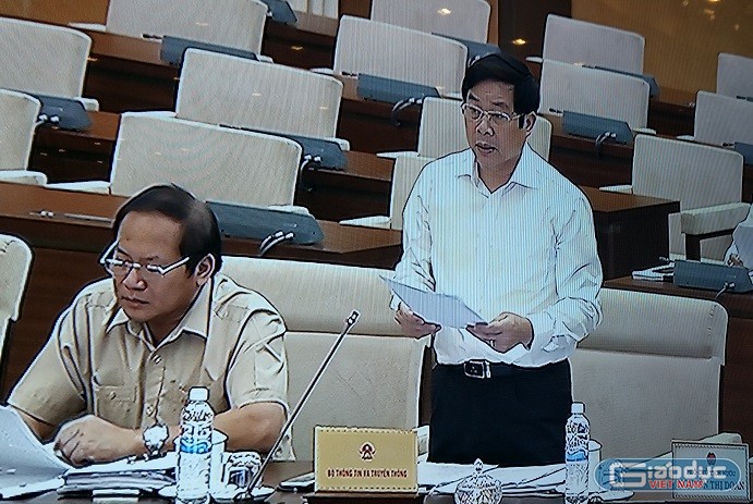 Bộ trưởng Bộ Thông tin và Truyền thông - ông Nguyễn Bắc Son trình bày dự thảo Luật Báo chí tại Ủy ban Thường vụ Quốc hội. ảnh: Ngọc Quang.