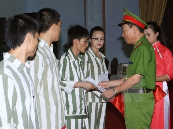 Thượng tướng Lê Quý Vương - Thứ trưởng Bộ Công an trao quyết định đặc xá cho các phạm nhân. ảnh: TTXVN.