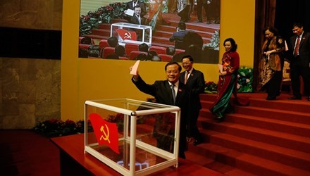 Đại biểu bỏ phiếu bầu Ban chấp hành Đảng bộ Hà Nội khóa XVI.