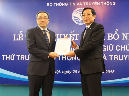 Bộ trưởng Bộ Thông tin và Truyền thông - ông Nguyễn Bắc Son trao quyết định bổ nhiệm cho ông Phan Tâm. ảnh: Người lao động.