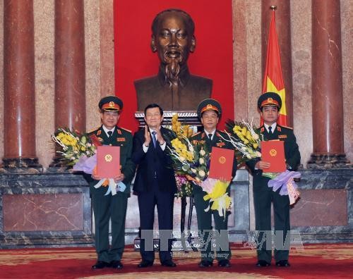 Chủ tịch nước Trương Tấn Sang trao quyết định thăng hàm Thượng tướng cho 3 sĩ quan cao cấp của Quân đội nhân dân Việt Nam. ảnh: TTXVN.