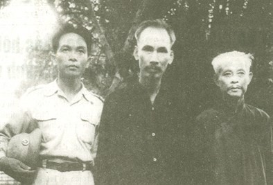 Cụ Bùi Bằng Đoàn (bên phải), cùng Chủ tịch Hồ Chí Minh và Đại tướng Võ Nguyên Giáp. ảnh tư liệu.