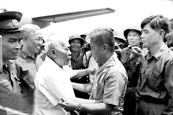Chủ tịch Tôn Đức Thắng dự lễ mừng chiến thắng vĩ đại của dân tộc vào sáng ngày 13/5/1975 tại Sài Gòn. ảnh tư liệu.