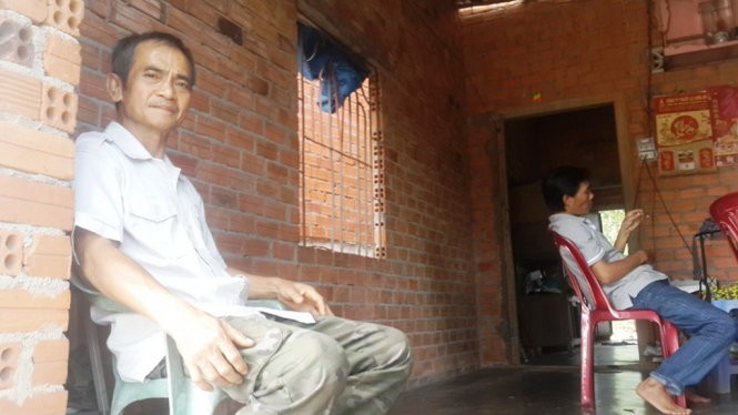 Ông Huỳnh Văn Nén trong căn nhà nhỏ còn chưa được trát tường. ảnh Tuổi trẻ.
