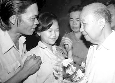 Tổng Bí thư Trường Chinh (phải) chúc tết cán bộ Nhà máy Dệt Thành Công - nơi xé rào đột phá về sản xuất công nghiệp vào tháng 1/1985. Ảnh tư liệu.
