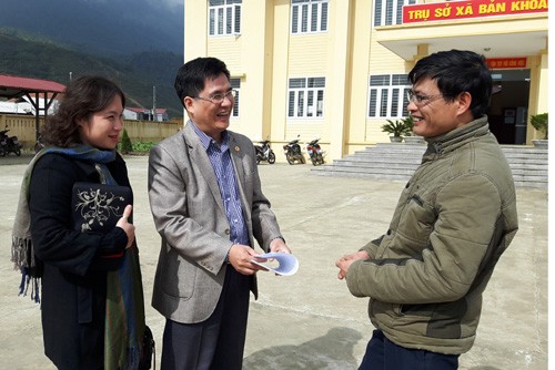 Bí thư Đảng ủy xã Bản Khoang (ngoài cùng bên phải) trao đổi với các phóng viên.