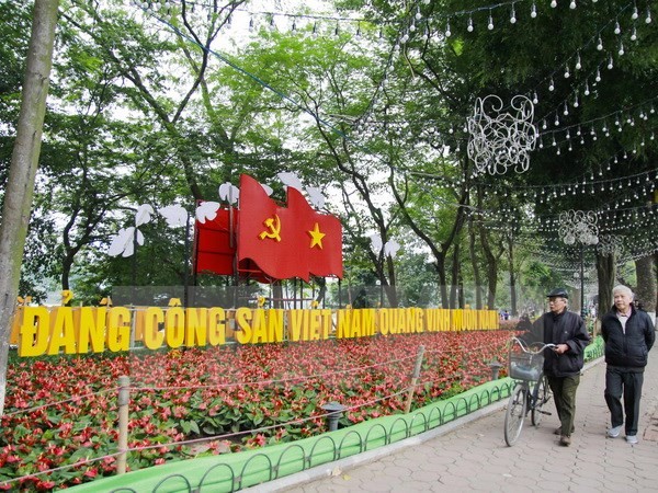 Khu vực quanh hồ Hoàn Kiếm được trang trí chào mừng Đại hội. (Ảnh: Hà My/TTXVN).