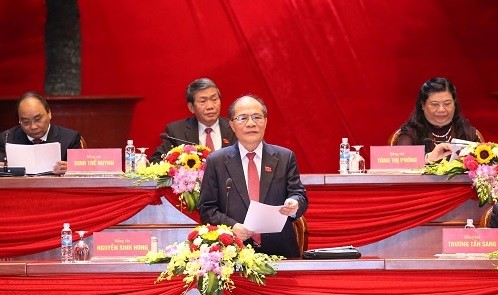 Chủ tịch Quốc hội Nguyễn Sinh Hùng điều hành phiên họp, thảo luận tại hội trường thảo luận các văn kiện Đại hội XII.