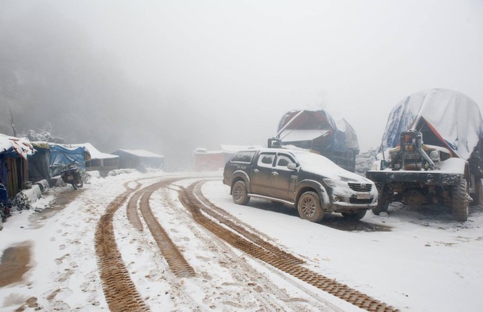 Ở một số địa phương tuyết rơi dày khiến cho giao thông gặp rất nhiều khó khăn. ảnh: zing.
