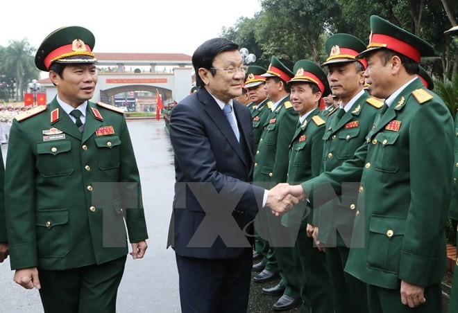 Chủ tịch nước Trương Tấn Sang đến thăm, chúc Tết cán bộ, chiến sỹ Quân khu 4. (Ảnh: Nguyễn Khang/TTXVN).