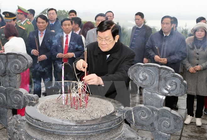 Chủ tịch nước Trương Tấn Sang thắp hương tưởng niệm tại khu mộ cố Tổng Bí thư Trần Phú ở huyện Đức Thọ. (Ảnh: Nguyễn Khang/TTXVN).