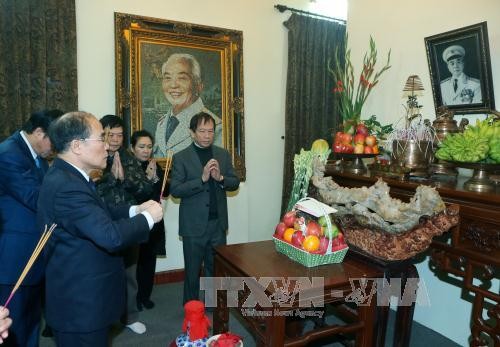 Chủ tịch Quốc hội Nguyễn Sinh Hùng dâng hương tưởng niệm Đại tướng Võ Nguyên Giáp tại nhà riêng của Đại tướng. Ảnh: TTXVN.