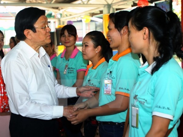 Chủ tịch nước Trương Tấn Sang thăm hỏi công nhân vào ngày mùng 2 Tết Bính Thân. Ảnh: Hoàng Hải/TTXVN