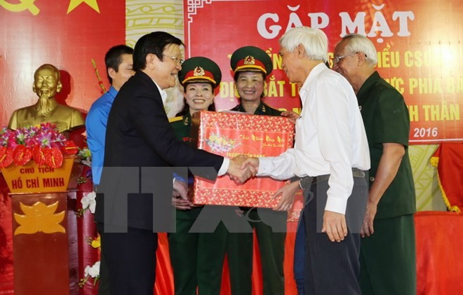 Chủ tịch nước Trương Tấn Sang tặng quà cho các chiến sỹ Cách mạng bị địch bắt, tù đày. (Ảnh: Nguyễn Khang/TTXVN)