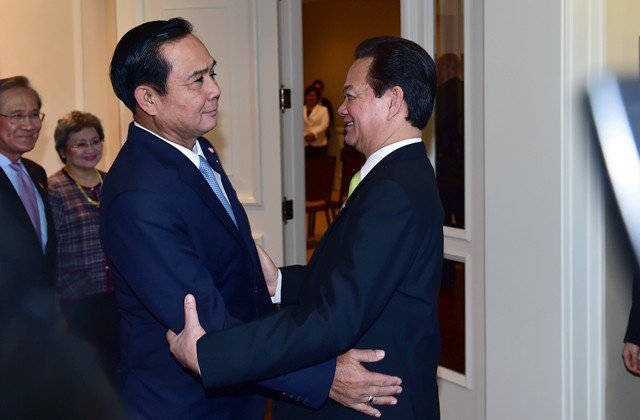 Thủ tướng Nguyễn Tấn Dũng tiếp xúc song phương với Thủ tướng Thái Lan. ảnh: VGP.