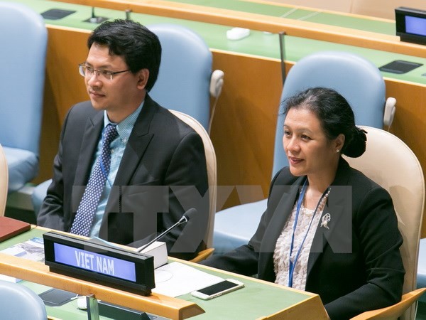 Đại sứ Nguyễn Phương Nga (phải) tham dự phiên khai mạc khóa họp 70 Đại Hội đồng Liên hợp quốc. (Ảnh: Lê Dương/TTXVN).