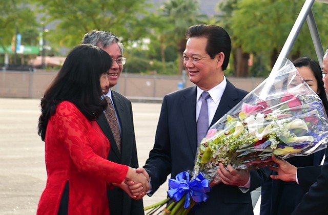 Đại diện Đại sứ quán Việt Nam tại Hoa Kỳ đón Thủ tướng tại sân bay. Ảnh: VGP/Nhật Bắc.