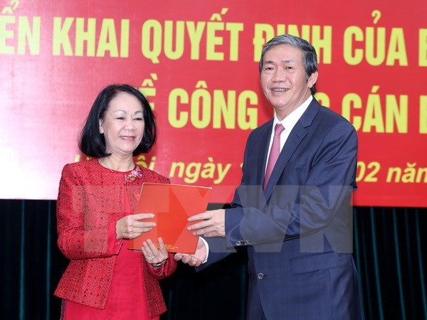 Thường trực Ban Bí thư - ông Đinh Thế Huynh trao Quyết định của Bộ Chính trị cho bà Trương Thị Mai. (Ảnh: An Đăng/TTXVN).