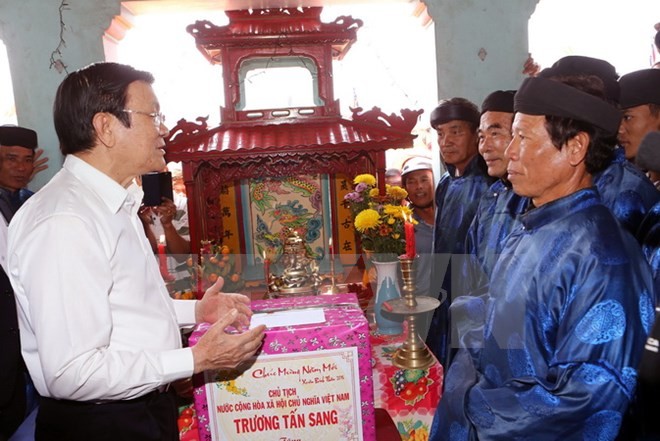Chủ tịch nước Trương Tấn Sang đến dâng hương và tặng quà cho Khu di tích Âm Linh tự, mộ lính đội Hoàng Sa ở xã An Vĩnh, huyện đảo Lý Sơn. (Ảnh: Nguyễn Khang/TTXVN)