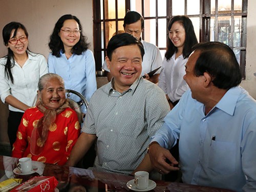 Ông Đinh La Thăng thăm mẹ Việt Nam anh hùng tại huyện Củ Chi và lập tức chỉ đạo sửa nhà, láng đường đi vào nhà mẹ. ảnh: Người lao động.