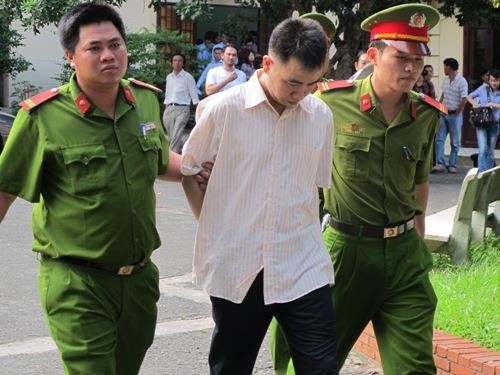 Bị cáo Trần Minh Long, nguyên kế toán trưởng Kho bạc Nhà nước huyện Nhà Bè - TPHCM bị tuyên tử hình về tội tham ô tài sản và đánh bạc. Ảnh: Người lao động.