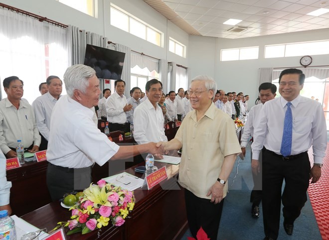 Tổng Bí thư Nguyễn Phú Trọng với các lãnh đạo và cán bộ chủ chốt tỉnh Long An. (Ảnh: Trí Dũng/TTXVN)