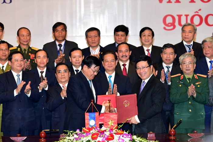 Thủ tướng Nguyễn Tấn Dũng và Thủ tướng Thongsinh Thammavong chứng kiến lễ ký hai văn kiện quan trọng giữa hai nước. Ảnh: VGP.