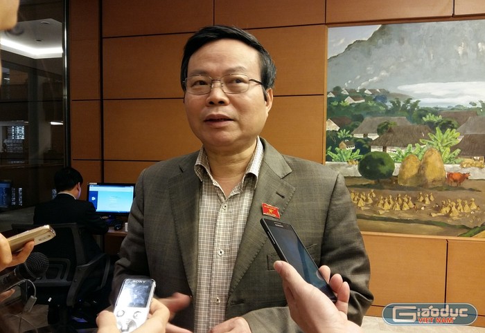 Ông Phùng Quốc Hiển trao đổi với báo chí về dự án đường sắt Cát Linh - Hà Đông chậm tiền độ chiều ngày 23/3. ảnh: Ngọc Quang.
