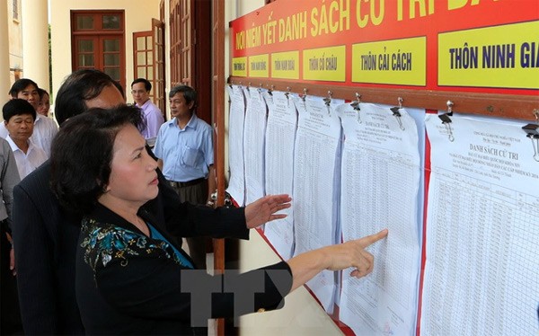 Chủ tịch Quốc hội Nguyễn Thị Kim Ngân kiểm tra công tác bầu cử tại xã Cổ Thành, thị xã Chí Linh, Hải Dương. ảnh: TTXVN.